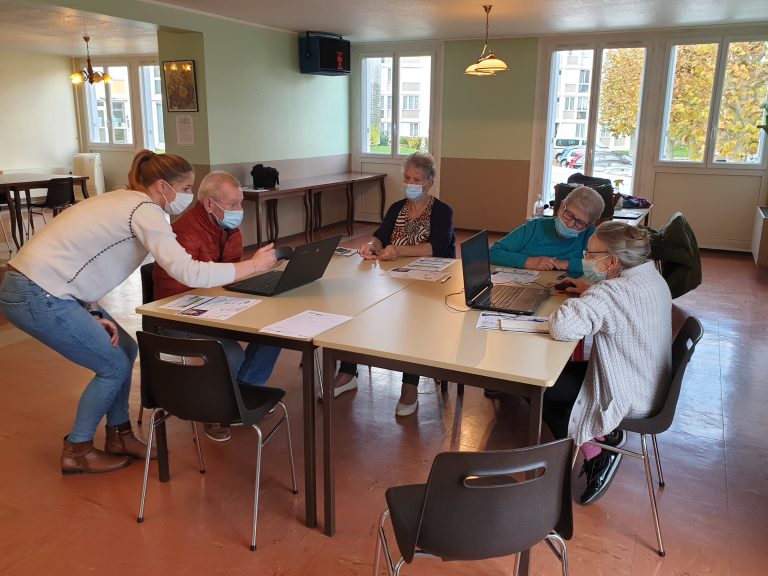 Des ateliers numériques à destination des seniors sont organisés à Gaillon